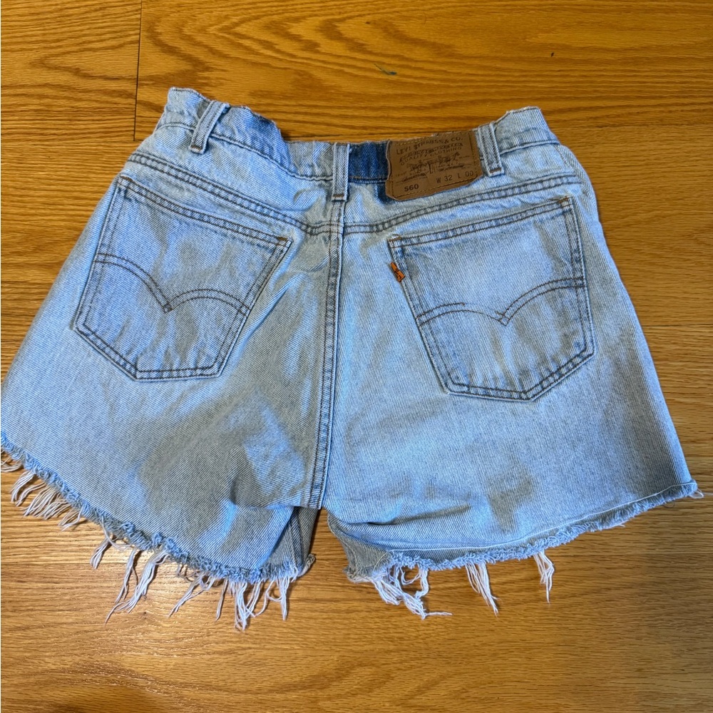 Vintage Oversized Levi’s Light Blue Frayed Denim Shorts. For size 26-27 (2-4)